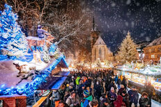 Abendlicher, beleuchteter Weihnachtsmarkt auf dem Schillerplatz im Schnee