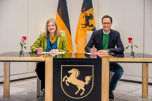 Ministerialdirigentin Dr. Simone Höckele-Häfner und Erster Bürgermeister Dr. Fabian Mayer unterzeichnen die Kooperationsvereinbarung zur Landesweiten Ehrenamtskarte im Rathaus Stuttgart.