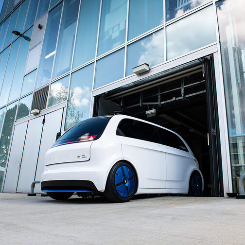 Weißes Stadtauto, dass vom Deutschen Zentrum für Luft- und Raumfahrt entwickelt wird. Es nennt sich Urban Modular Vehicle.